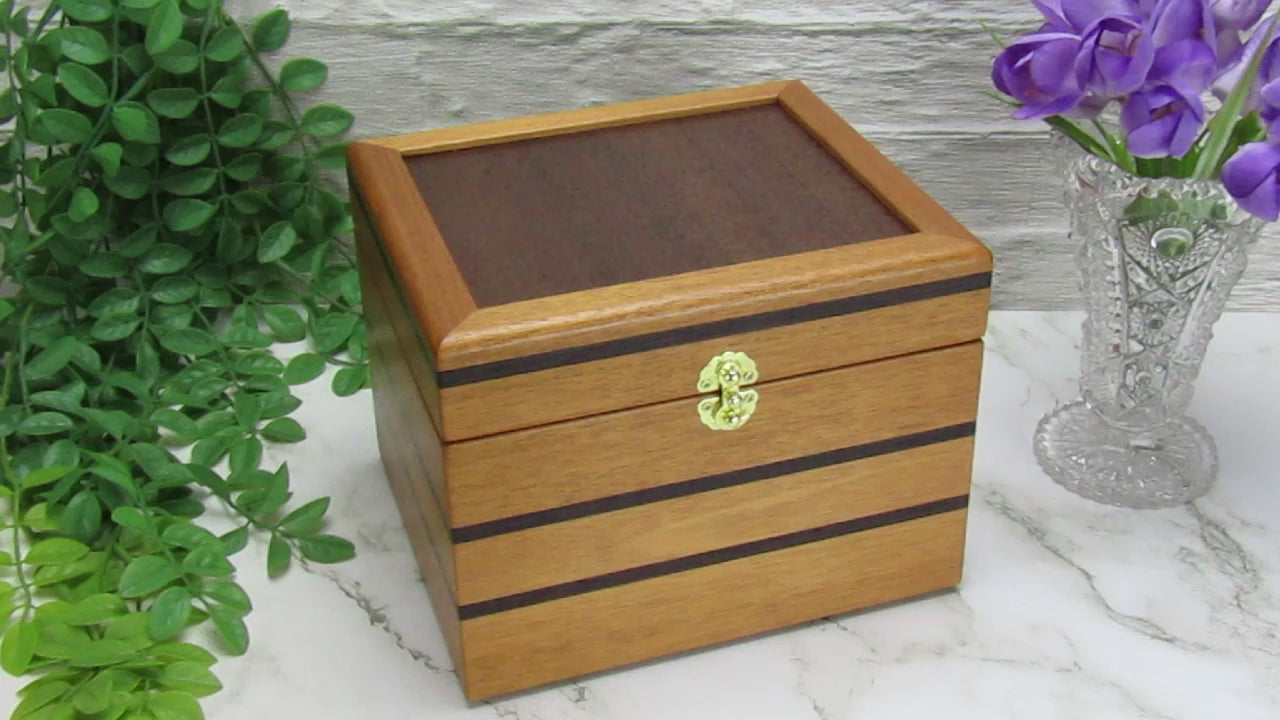 Video showing details of wooden memory box handmade from mahogany, Peruvian walnut and wenge wood by A Finer Cut.