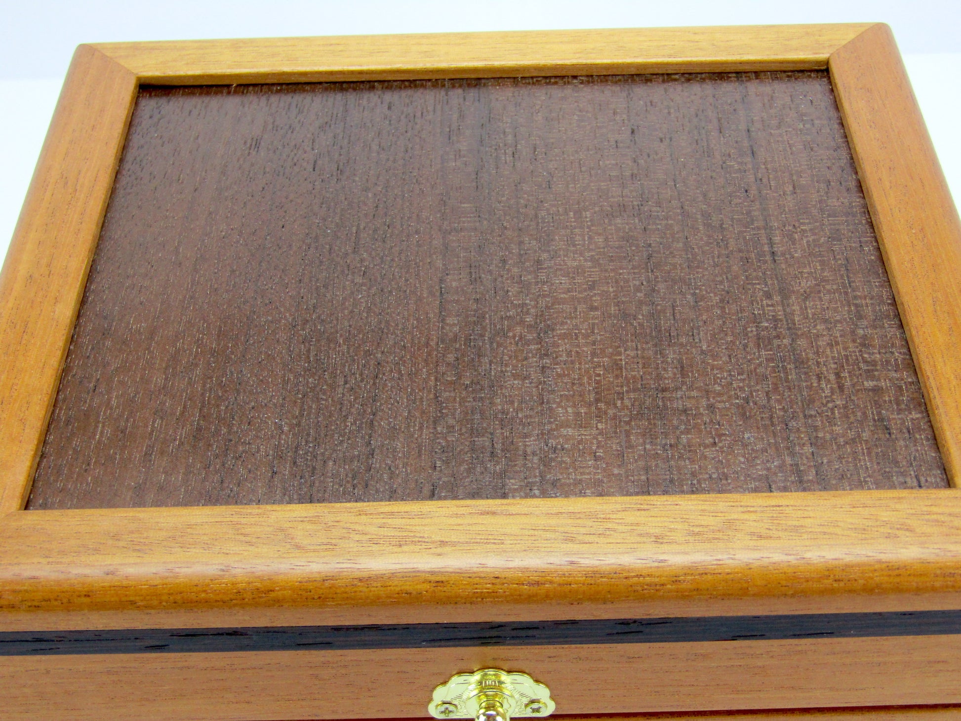 Lid details on wooden memory box handmade from mahogany, Peruvian walnut and wenge wood by A Finer Cut.